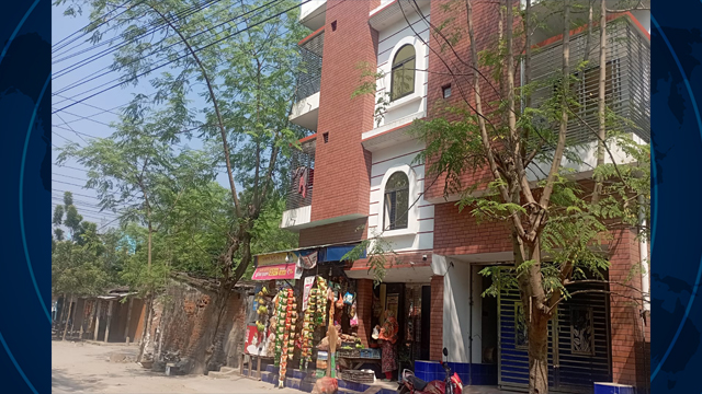 বটতলা হাটে সুমনের বাড়ি। ছবি: চাঁপাই জার্নাল